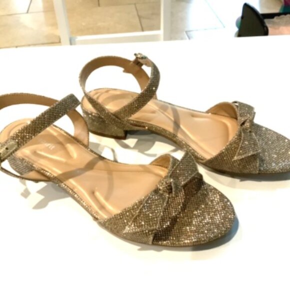 Easy Spirit Ginova flat sandal in gold mesh fabric, size 9 1/2 never worn - Picture 2 of 6